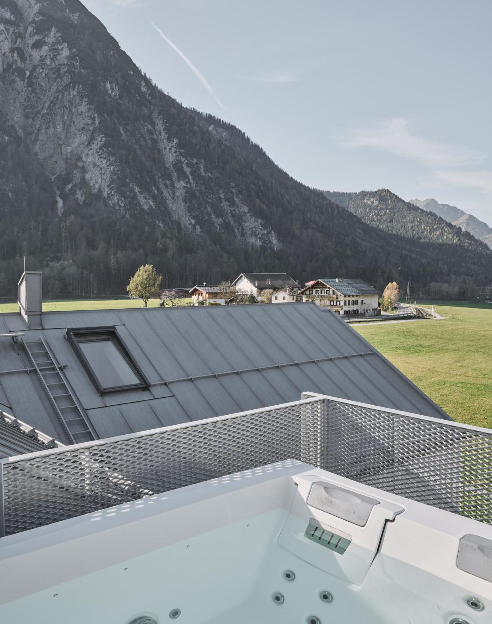 Urban Alpine Penthouse With Lake View Maurach  Eksteriør billede